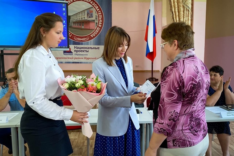 Министр образования и науки Курской области Наталия Бастрикова с рабочим визитом посетила Глушковский район.
